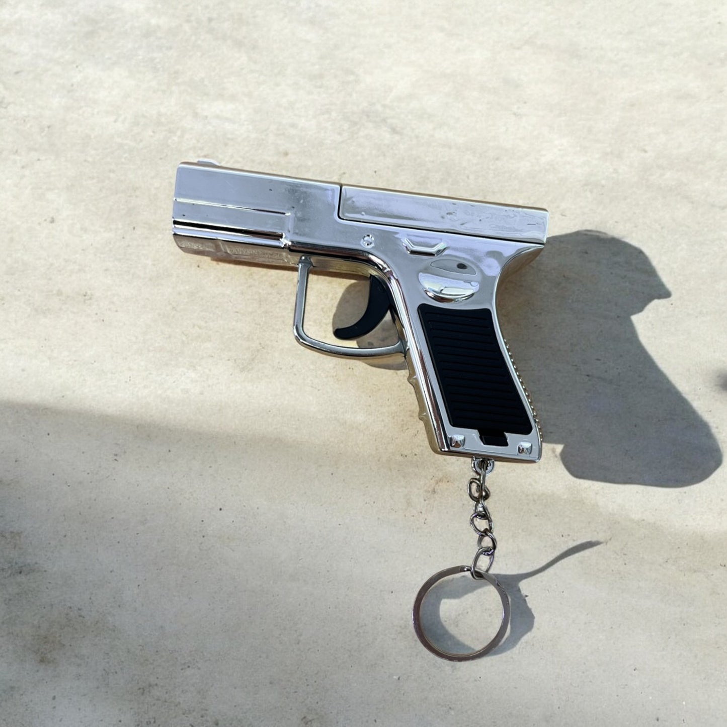 LLAVERO PISTOLA CON LUZ LASER