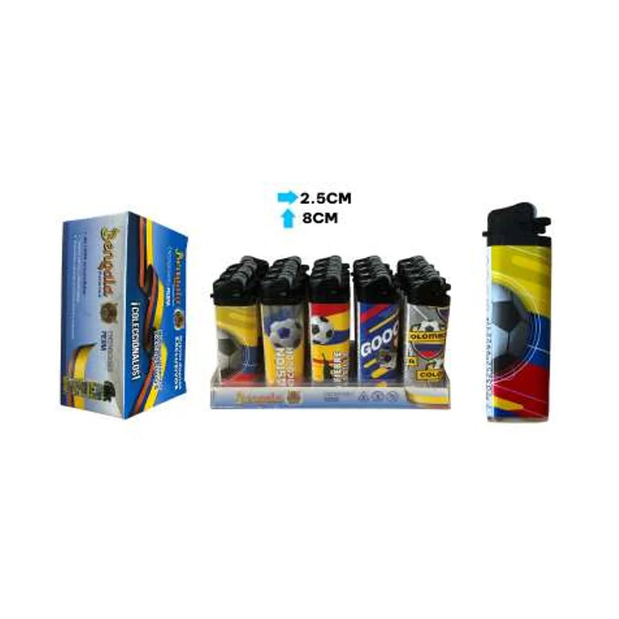 Encendedor desechable con diseño tricolor de Colombia, junto a exhibidor y caja, formato aproximado de 8 cm.