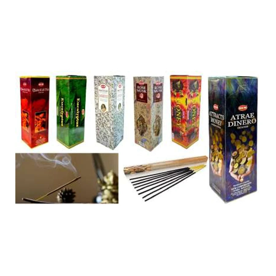 Cajas de incienso HEM de varios aromas, varillas sueltas y una varilla encendida; SKU de la variante indica HEM.