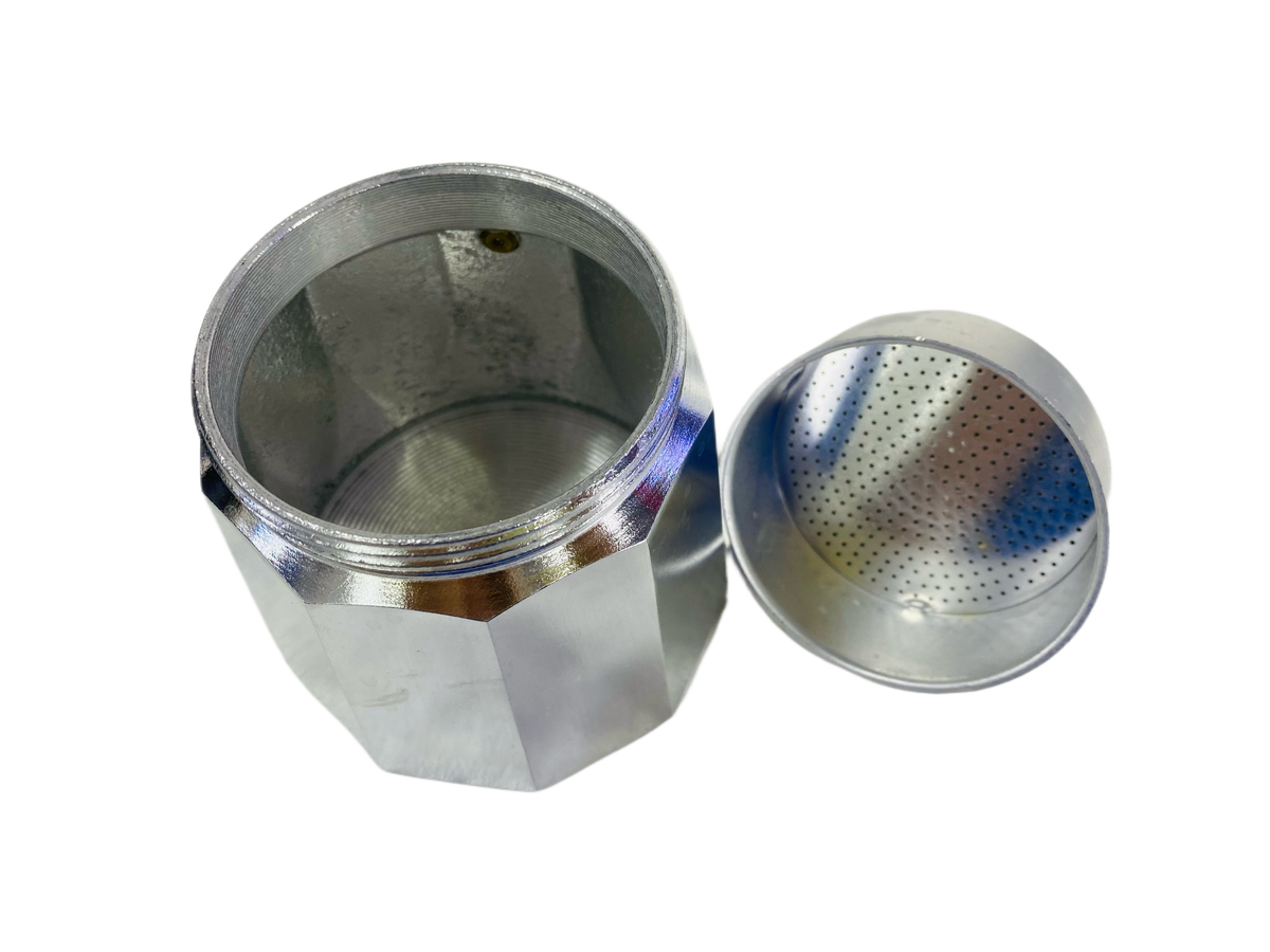 Interior de cafetera moka metálica con filtro y depósito separados