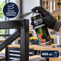 Aplicación de pintura en aerosol Ultra Color negra sobre superficie metálica