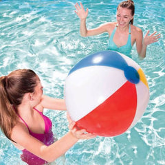 Pelota inflable INTEX multicolor usada para jugar en piscina