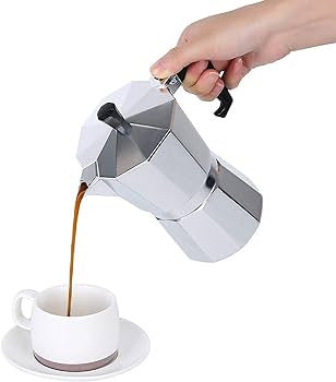 Cafetera moka CM-09 sirviendo café en una taza