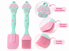 Detalle de mango decorativo, pala flexible de silicona y cerdas de la brocha