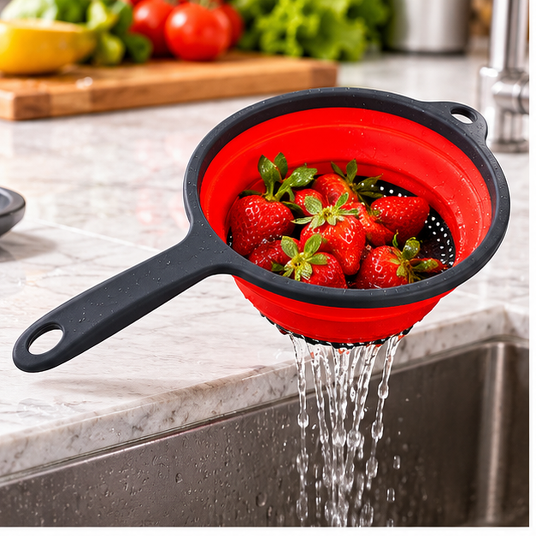 Colador de silicona plegable rojo ambientado en cocina