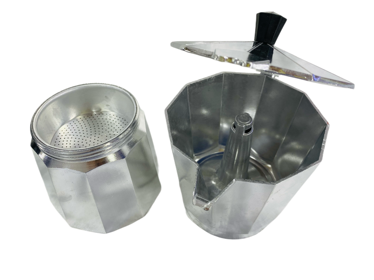 Cafetera metálica desarmada para mostrar sus partes y filtro