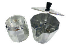 Cafetera metálica desarmada para mostrar sus partes y filtro