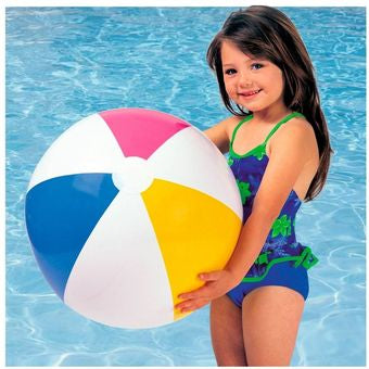 Pelota inflable de playa INTEX multicolor sostenida en piscina