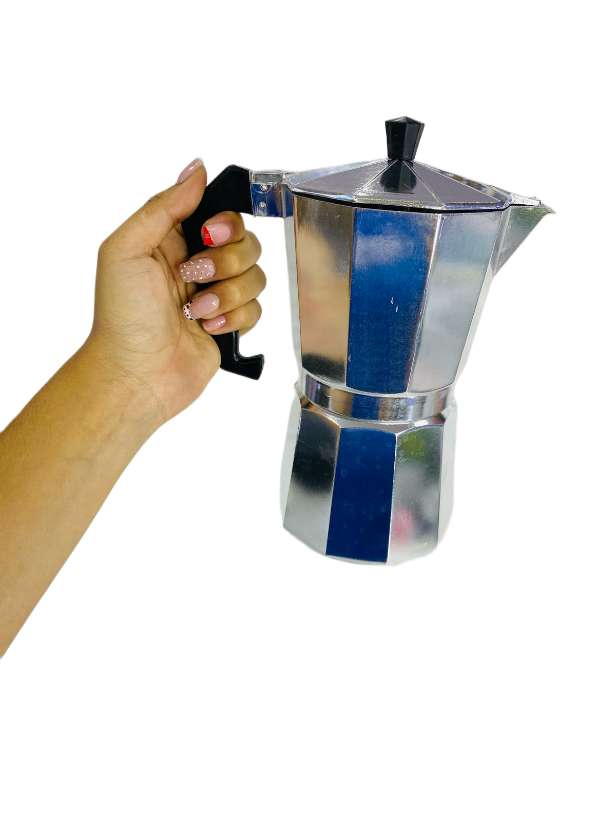 Cafetera moka CM-09 sostenida por el asa para mostrar su tamaño
