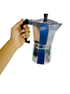 Cafetera moka CM-09 sostenida por el asa para mostrar su tamaño