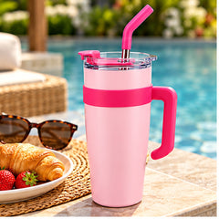 Termo Stanly de 850 ml rosa con pitillo y asa, ambientado junto a piscina
