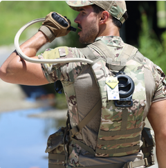 Mochila de hidratación militar con bolsa de agua y manguera