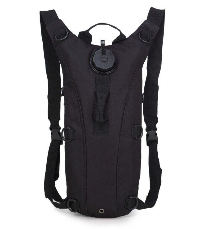 Mochila de hidratación negra, vista frontal y correas