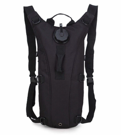 Mochila de hidratación negra, vista frontal y correas