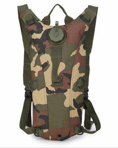 Mochila táctica camuflada con reservorio de agua