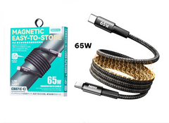 Cable USB-C a USB-C Remax CB07 negro trenzado de 1,2 m, enrollado con cierre magnético; empaque indica 65 W.