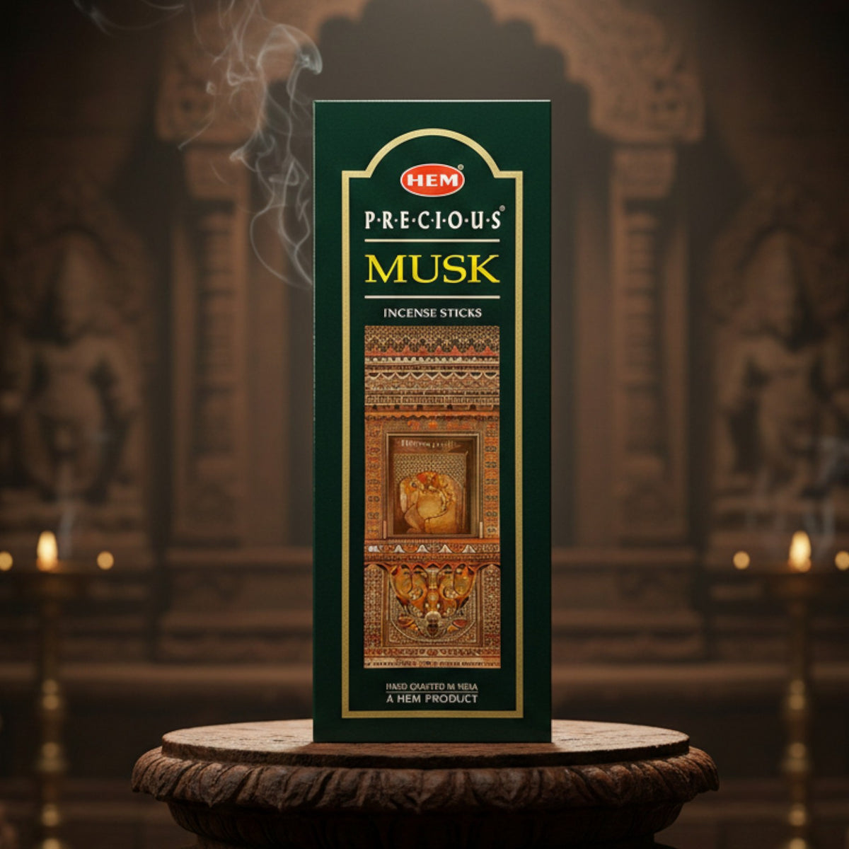 Ilustración generada de caja HEM Precious Musk verde oscuro; el empaque mostrado no es una fotografía real del producto.