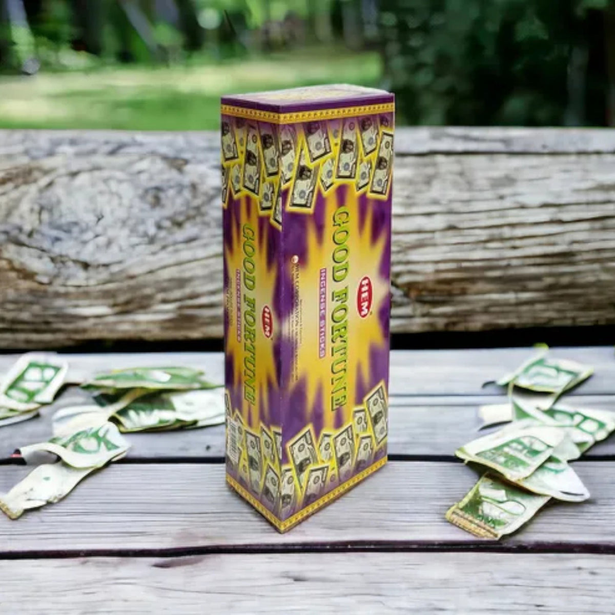 Ilustración generada de la caja HEM Buena Fortuna, con diseño de billetes en el empaque.
