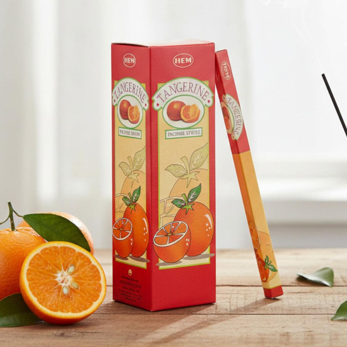 Ilustración generada de caja HEM Mandarina, con cítricos en el empaque y vista frontal; no es una fotografía.
