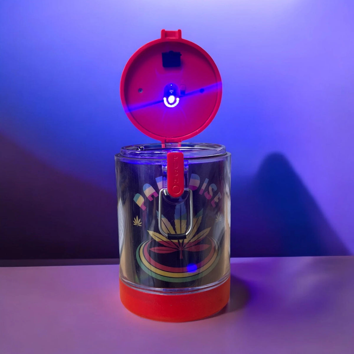 Tarro hermético cilíndrico con tapa roja abierta y luz en el interior