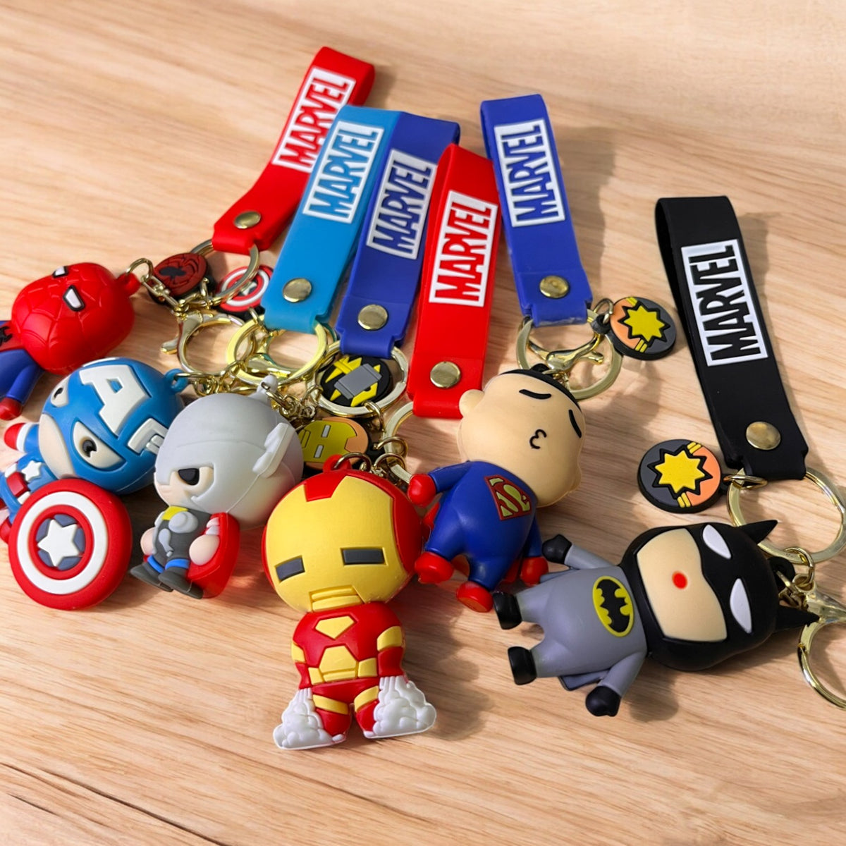Llaveros de superhéroes Marvel de goma agrupados sobre una mesa