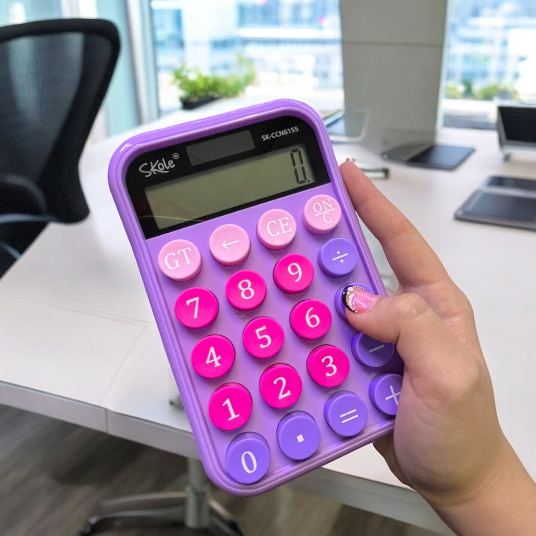 Calculadora Skole SK-CCN6155 azul y morada, vista frontal con teclado numérico.