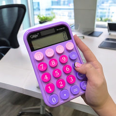 Calculadora Skole SK-CCN6155 azul y morada, vista frontal con teclado numérico.