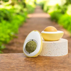 Juguete de hierba para gatos sobre una mesa exterior