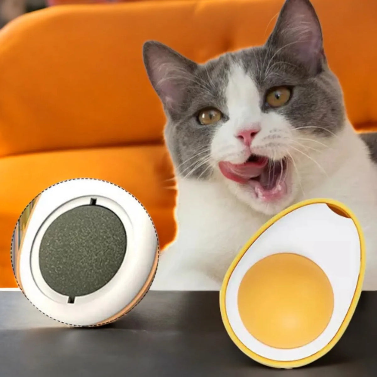 Juguete para gatos con compartimento de hierba natural junto a un gato