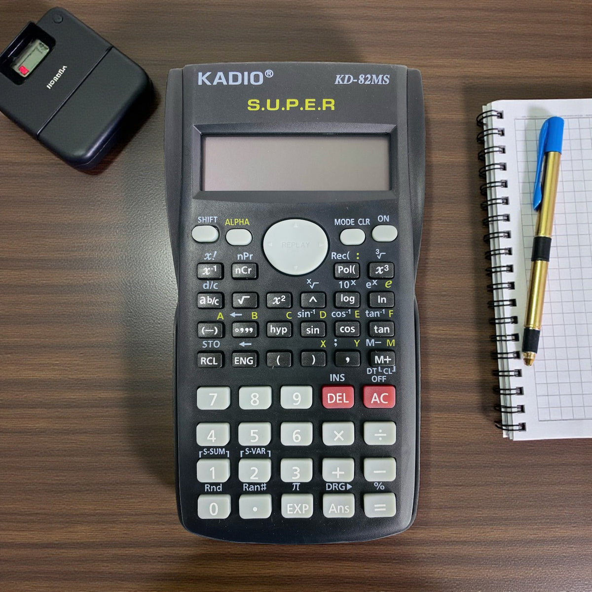 Calculadora científica KADIO KD-82MS con tapa protectora, vista principal.