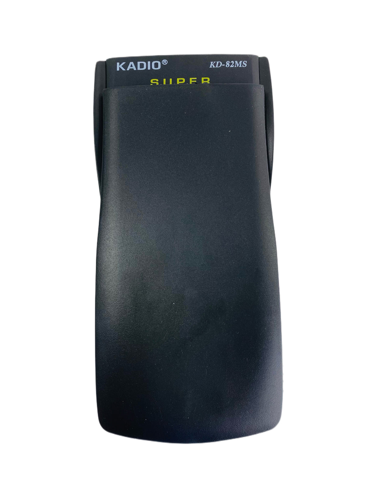 Vista posterior de la calculadora científica KADIO KD-82MS con su tapa.