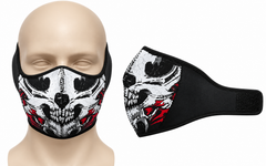 Máscara facial KX07 con calavera blanca y roja colocada sobre maniquí