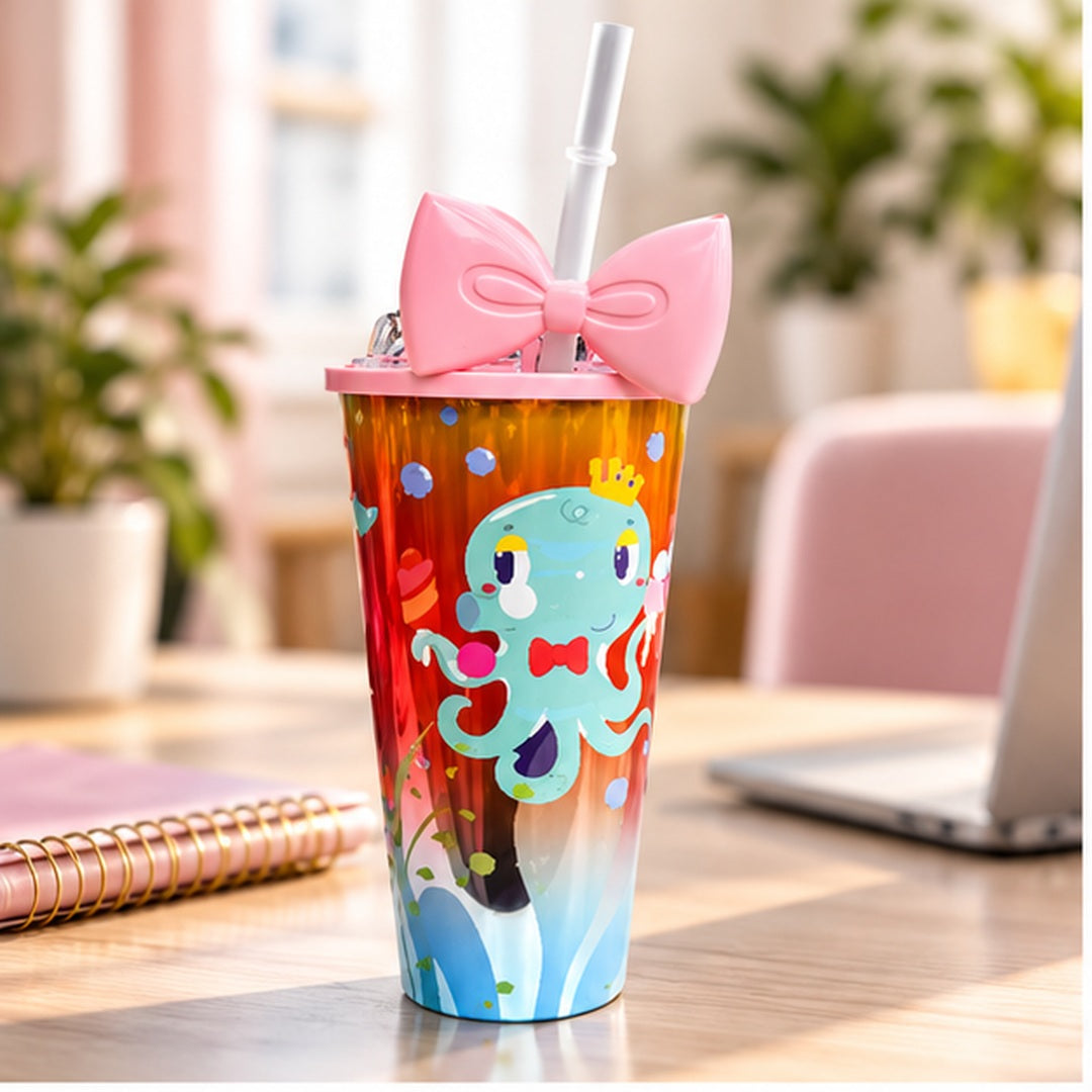 Vaso plástico con moño rosa y diseño de pulpo en escritorio