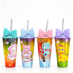 Vasos plásticos decorados con moños y pitillo en cuatro diseños