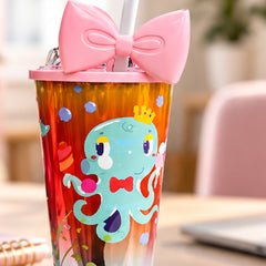 Acercamiento a vaso de colores con diseño de pulpo y moño rosa