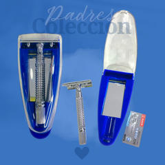 Maquinilla de afeitar metálica plateada con estuche protector azul abierto.