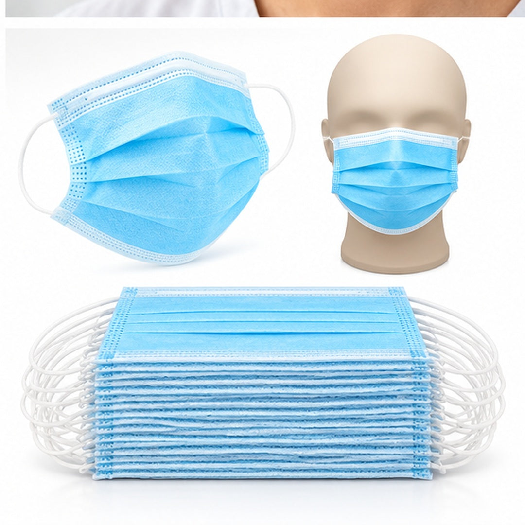 Tapabocas desechables azules apilados y mascarilla colocada en un maniquí