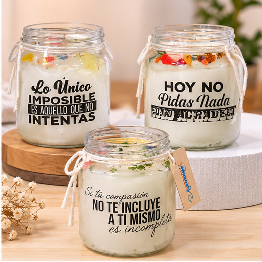 Velas aromatizantes grandes en frascos de vidrio con frases decorativas