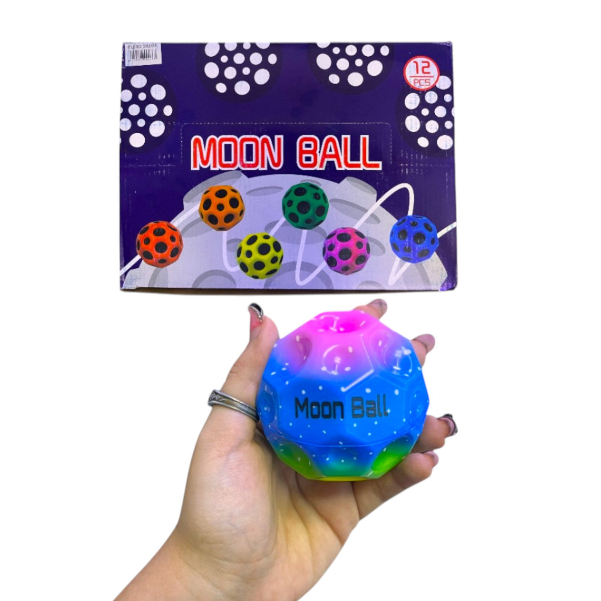 Empaque Moon Ball y bola de goma multicolor sostenida en la mano