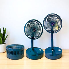 Ventilador portátil de escritorio azul verdoso con soporte plegable, vista lateral.
