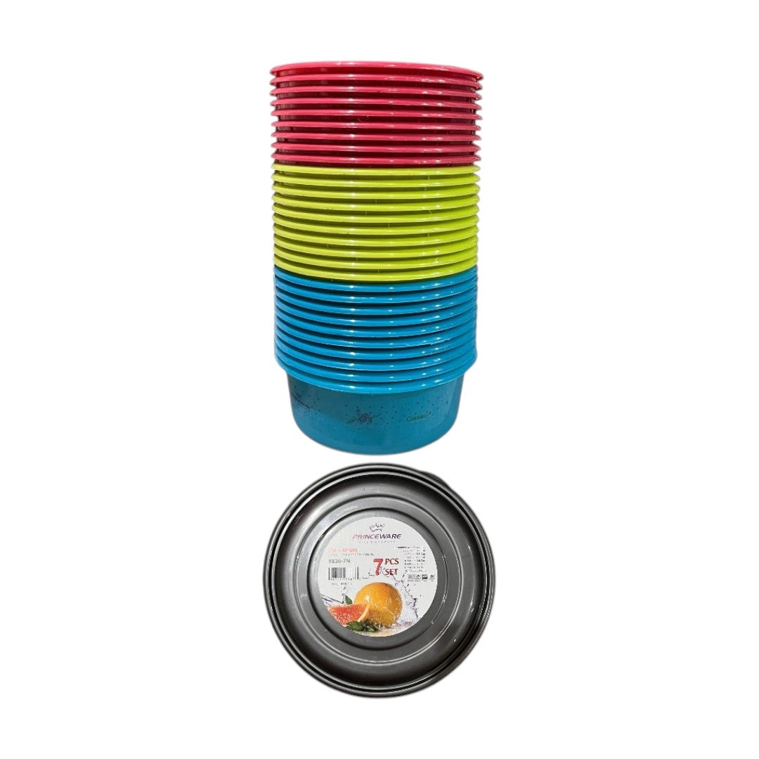 Recipientes plásticos de colores apilados junto a un medidor circular