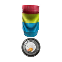Recipientes plásticos de colores apilados junto a un medidor circular