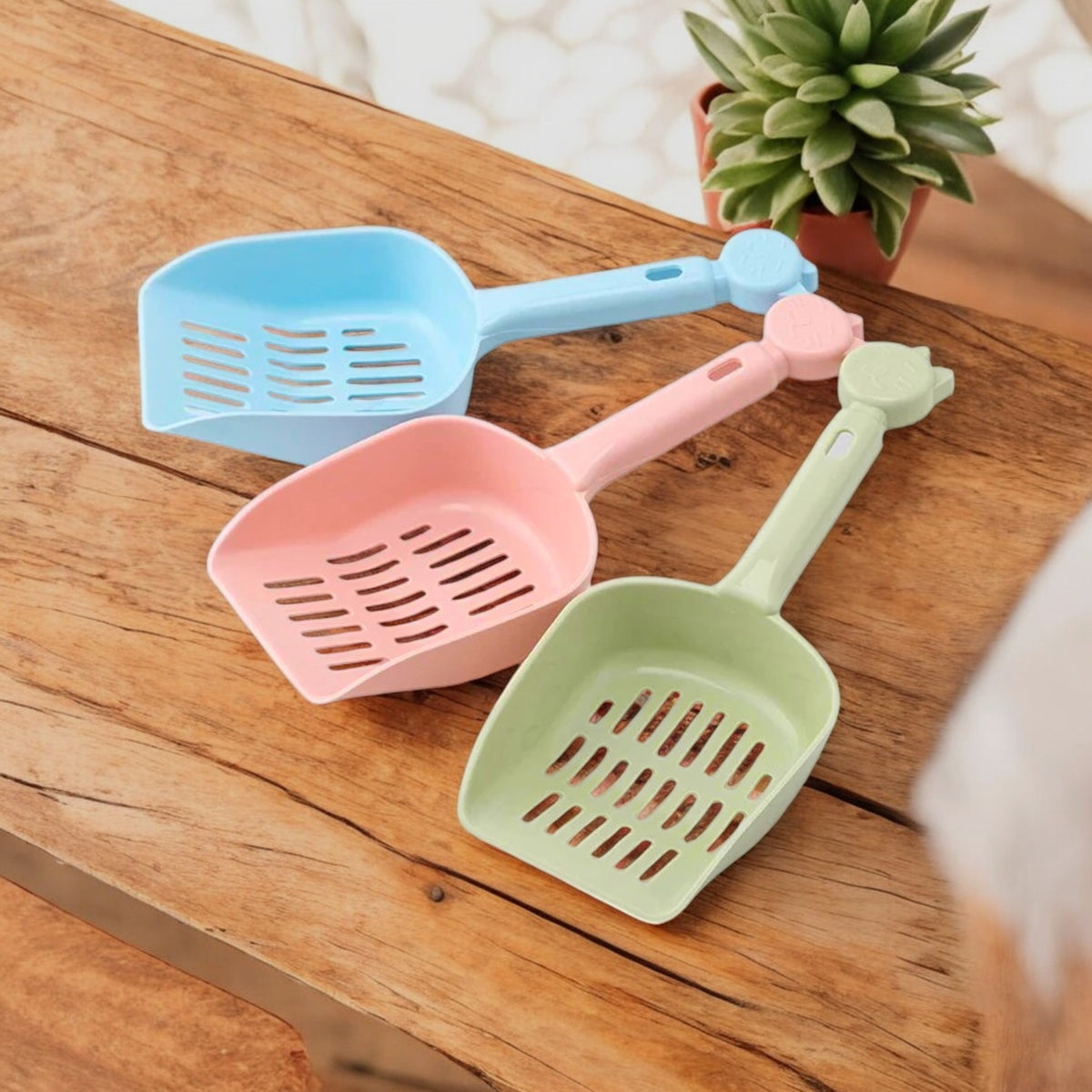 Juego de tres palas perforadas para desechos de mascota en rosa, azul y verde