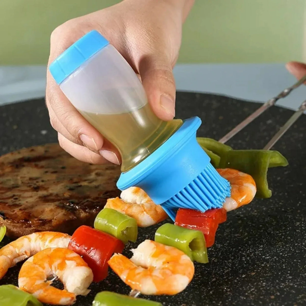 Brocha de silicona 3818 aplicando aceite sobre alimentos.