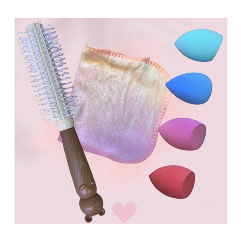 Set de cabello AZ9650 con cepillo plástico, bolsa de tela y cuatro esponjas de maquillaje en tonos celeste, azul, lila y rosa.