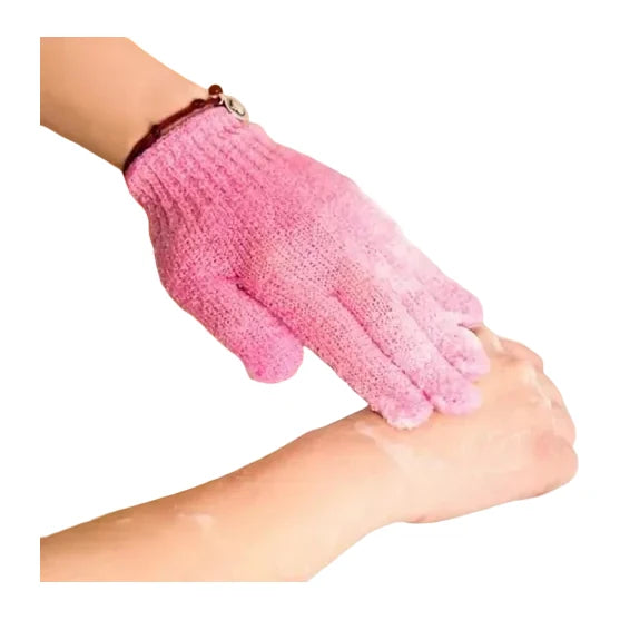 Guante exfoliante rosa JP185 usado en la mano para frotar el antebrazo.
