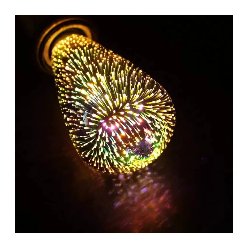 Detalle del bombillo LED Fireworks encendido con patrón luminoso 3D en tonos cálidos y multicolor.