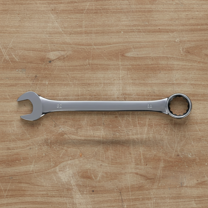 Llave de combinación Aleko.com.co de 32mm fabricada en acero cromado sobre superficie de madera