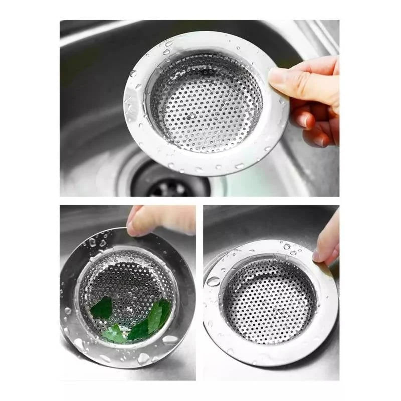 Rejilla circular metálica para desagüe de lavaplatos, mostrada instalada y reteniendo residuos.