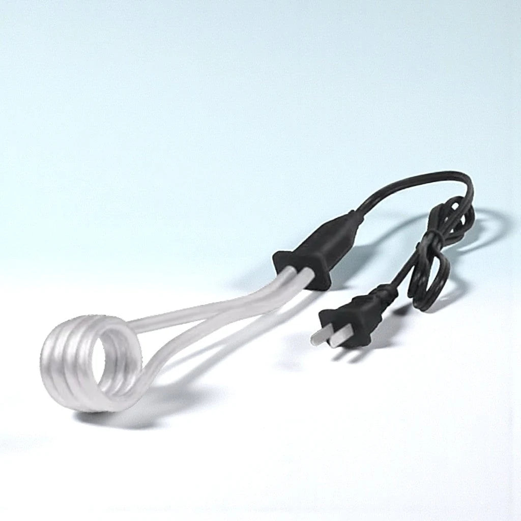 Calentador eléctrico de inmersión con resistencia tubular en espiral y cable de alimentación con enchufe.